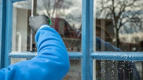 Благодаря чему хозяйки моют окна только два раза в год, а они всё равно чистые