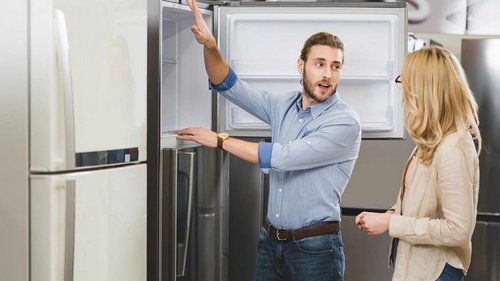 Зачем мастер прикладывал ухо к дребезжащему холодильнику