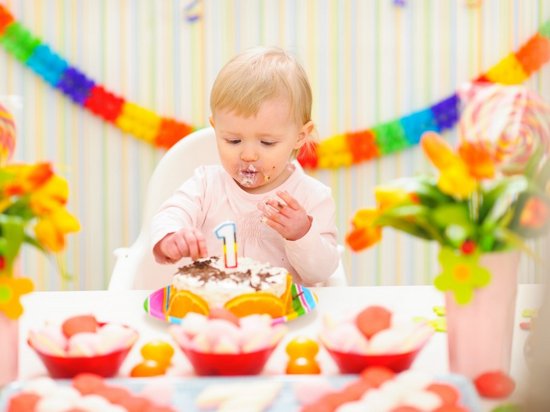 Что подарить ребенку в первый день рождения?