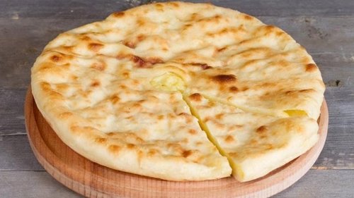 Узбекская хозяйка показывает, что она не ленится печь вместо хлеба