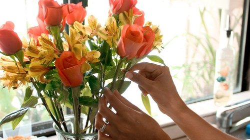 Как сохранить цветы в вазе? Какие способы действительно работают