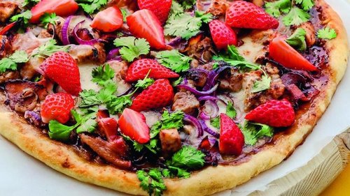 Рецепты звезд: пиццу с клубникой готовит Пенелопа Крус