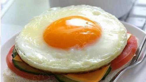 Лайфхак: как сделать идеально круглую яичницу на обычной сковороде