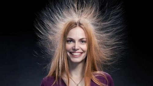 Что делать, когда электризуются волосы: 3 проверенных способа