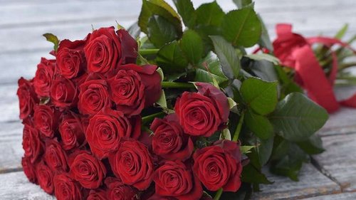 Букеты из красных роз: классический выбор цветов