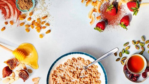 Быстрый и здоровый летний завтрак: омлет-скрамбл, каша, ягодная тарелка