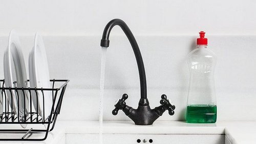 Способы применения жидкости для мытья посуды, о которых вы не догадывались