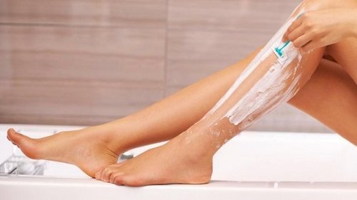 Почему бритье ног и подмышек — вредно? Дерматолог объясняет и дает альтернативу