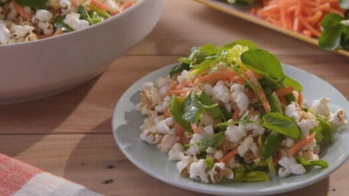 Люди пытаются это развидеть: блогер показала, как готовит любимый салат