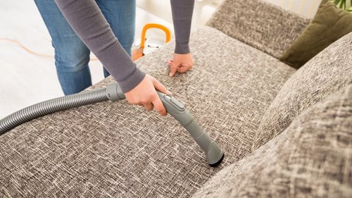 Как отчистить мягкую мебель и ковры