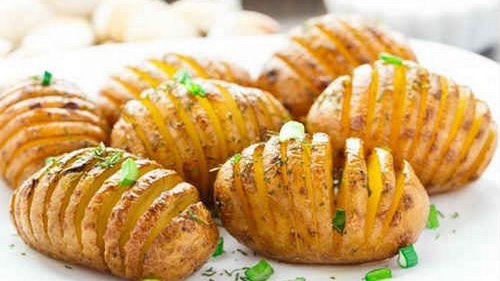 Картошка-гармошка: запеките ее по-быстрому