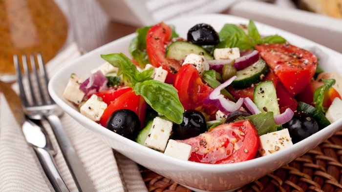 Почему хозяйки на Крите не мешают греческий салат, как нарезали, так и подают