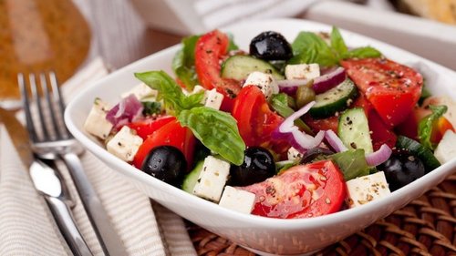 Почему хозяйки на Крите не мешают греческий салат, как нарезали, так и подают