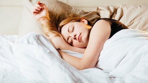 Ученые выяснили, какое слово люди чаще всего произносят во сне
