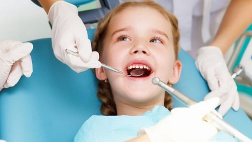 Почему надо лечить молочные зубы у ребенка?