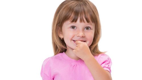 Почему ребенок грызет ногти? И правда ли, что не нужно его отучать?