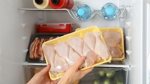 Почему нельзя хранить курицу на верхней полке холодильника?