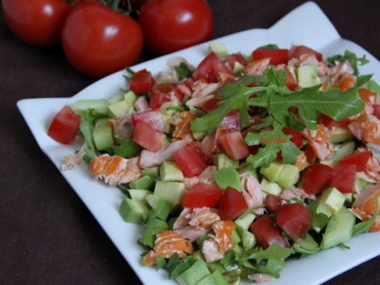 Салат с рукколой, авокадо, красной рыбы (рецепт)