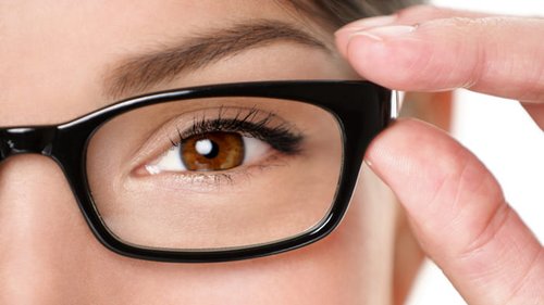 Что лучше – очки или контактные линзы