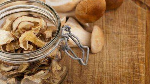 Как хранить сушеные грибы дома