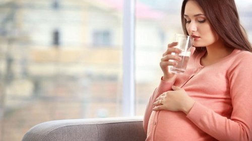 Сколько жидкости нужно пить во время беременности