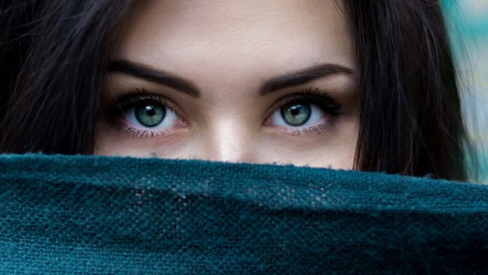 Как научиться читать собеседника по глазам