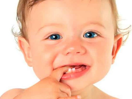 Когда у ребенка начинают резаться зубы?