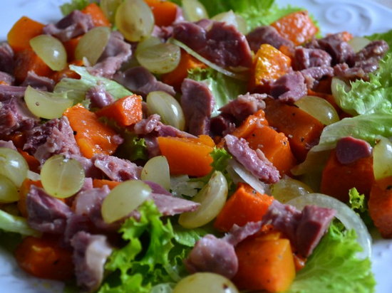 Салат с печеной тыквой и утиными желудочками конфи (рецепт)