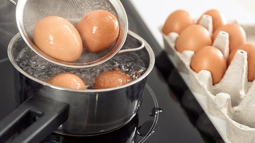 Надо ли солить воду, когда варишь яйца