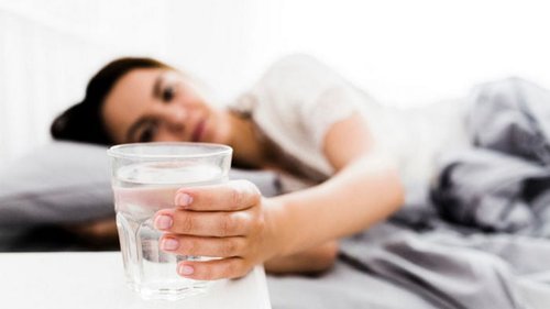 Почему следует ставить стакан воды на ночь у кровати?
