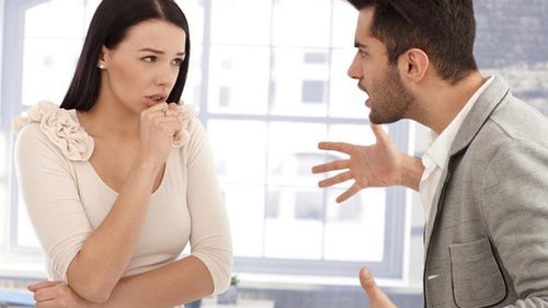 Почему мужчина ревнует женщину и что с этим делать