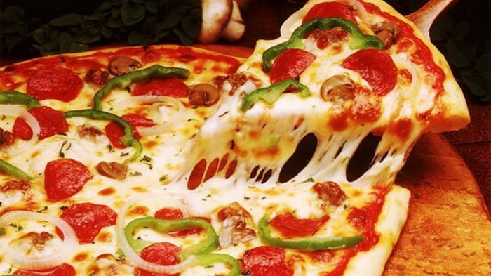 Хрустящая пицца с сыром моцарелла и грибами