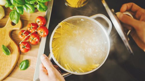 Как правильно варить макароны на плите и в мультиварке