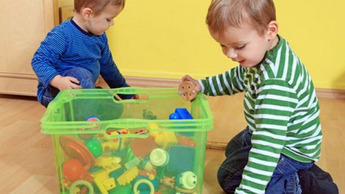 Как приучить ребенка убирать за собой игрушки: важные правила