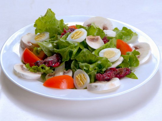 Салат с перепелиными яйцами и помидорками черри (рецепт)