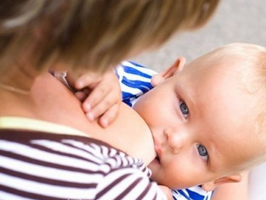 Ребенок кусает грудь – почему и что делать