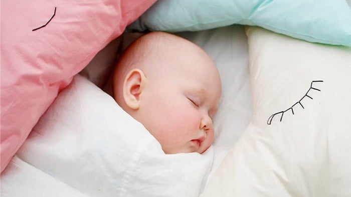 С какого возраста ребенку можно спать на подушке