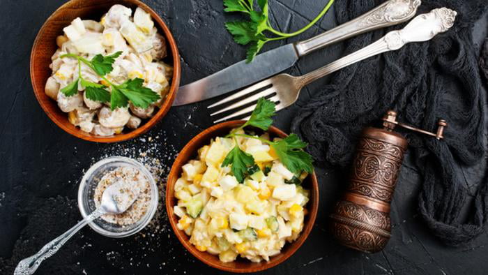 Вкусный рецепт: салат с курицей, грибами и огурцами