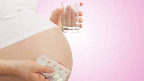 Беременные женщины, которые принимают лекарства от изжоги, имеют больше шансов родить ребенка с астмой