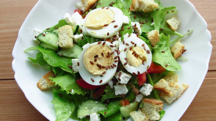 Салат с перепелиными яйцами и брынзой рецепт