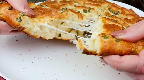 Домашний сырный хлеб — мягкий и румяный