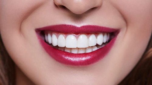 Стоматологи назвали продукты убивающие белизну зубов
