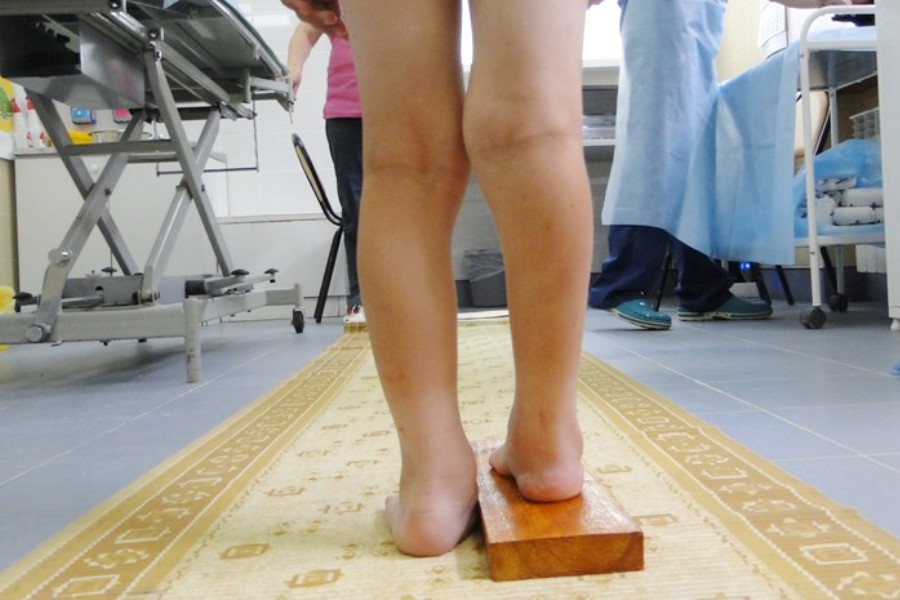 Неодинаковая длина правой и левой ног у ребенка