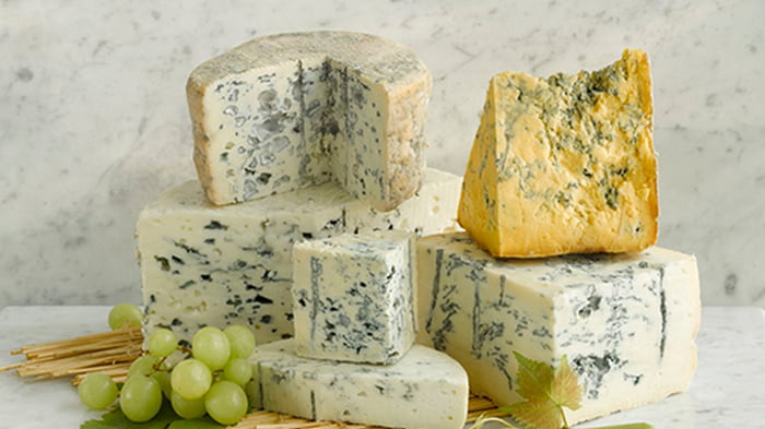 Сыр с плесенью: разновидности, польза и вред