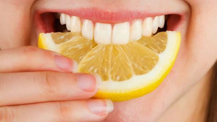 4 способа использования лимонов для лечения проблем, связанных с зубами и деснами