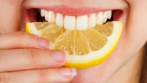 4 способа использования лимонов для лечения проблем, связанных с зубам...