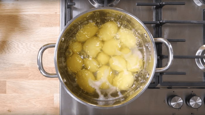 Вот что делать с водой, в которой варилась картошка