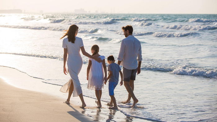 Как обеспечить безопасность всей семьи на пляже летом