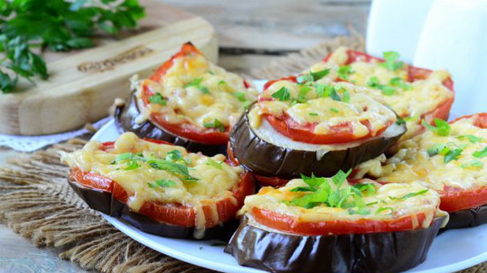 Баклажаны с сыром и помидорами в духовке
