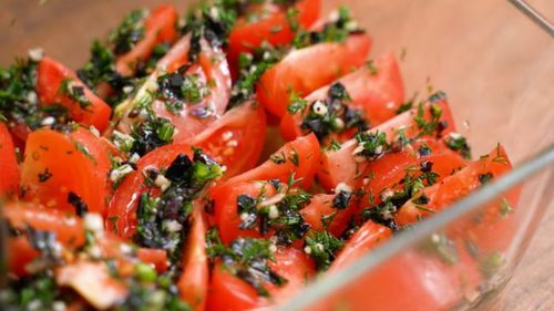 Готуємо пікантні помідори по-корейськи: овочі, трохи спецій і мінімум часу
